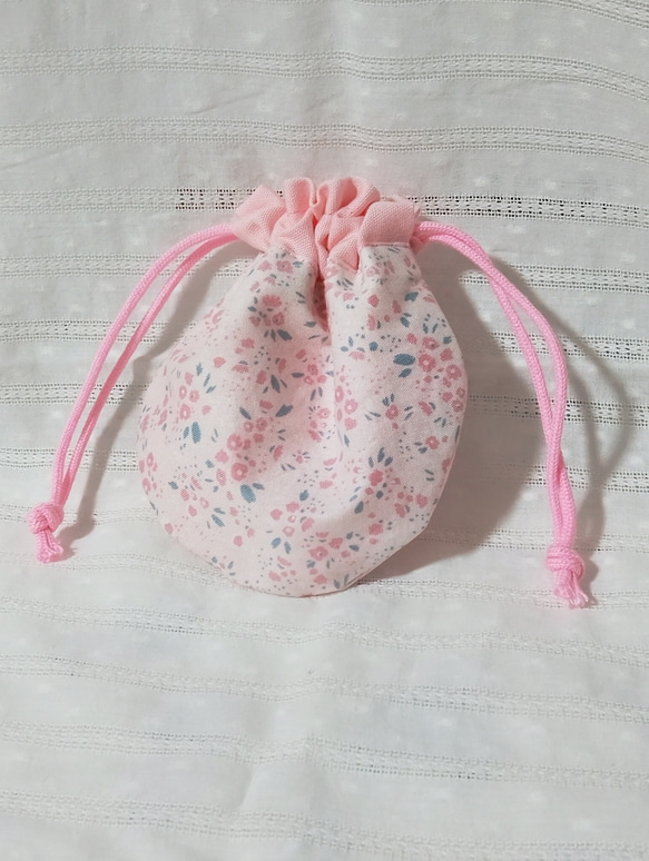 大人可愛い小花柄。清楚なパステルピンクのまぁるいミニ巾着袋（コスメ、飴ちゃん入れに） 1枚目の画像