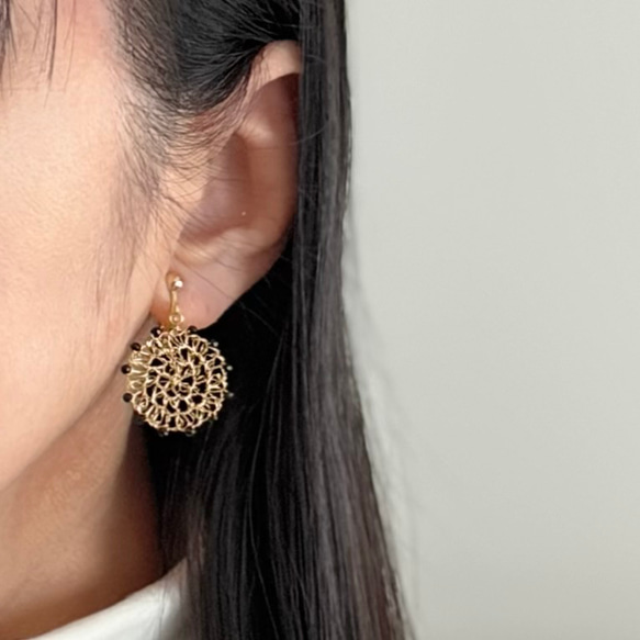 ピアス イヤリング レース ワイヤーレース ブラックスピネル 丸 ゴールド 揺れる シック 天然石 2枚目の画像