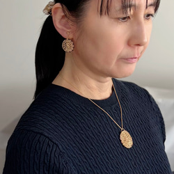 ピアス イヤリング レース ワイヤーレース ブラックスピネル 丸 ゴールド 揺れる シック 天然石 5枚目の画像