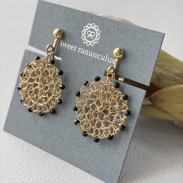 ピアス イヤリング レース ワイヤーレース ブラックスピネル 丸 ゴールド 揺れる シック 天然石 3枚目の画像