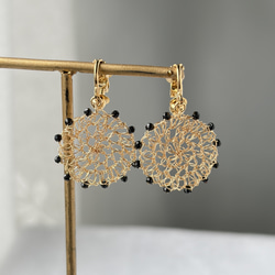 ピアス イヤリング レース ワイヤーレース ブラックスピネル 丸 ゴールド 揺れる シック 天然石 1枚目の画像
