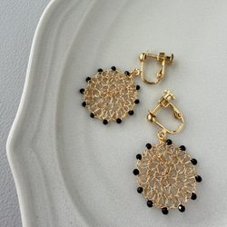 ピアス イヤリング レース ワイヤーレース ブラックスピネル 丸 ゴールド 揺れる シック 天然石 4枚目の画像