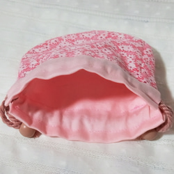 季節を問わず寄り添う。大人シックな花柄が散りばめられたピンクのミニ巾着袋（丸い巾着袋） 3枚目の画像