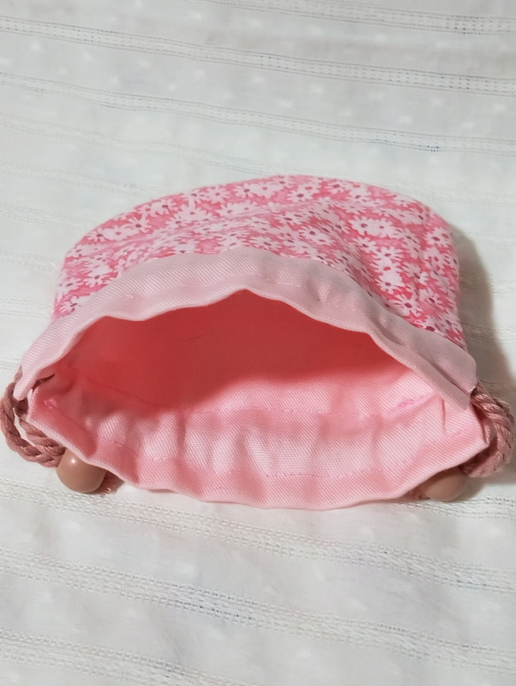 季節を問わず寄り添う。大人シックな花柄が散りばめられたピンクのミニ巾着袋（丸い巾着袋） 3枚目の画像