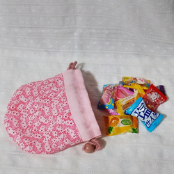 季節を問わず寄り添う。大人シックな花柄が散りばめられたピンクのミニ巾着袋（丸い巾着袋） 5枚目の画像