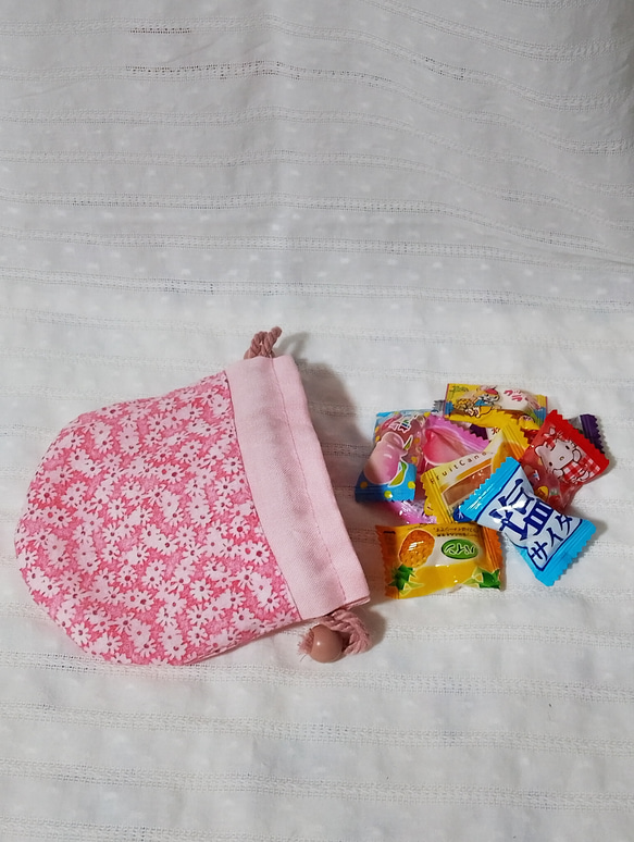季節を問わず寄り添う。大人シックな花柄が散りばめられたピンクのミニ巾着袋（丸い巾着袋） 5枚目の画像
