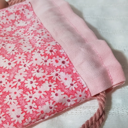 季節を問わず寄り添う。大人シックな花柄が散りばめられたピンクのミニ巾着袋（丸い巾着袋） 2枚目の画像