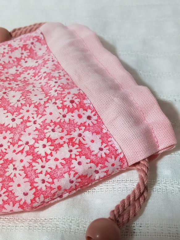季節を問わず寄り添う。大人シックな花柄が散りばめられたピンクのミニ巾着袋（丸い巾着袋） 2枚目の画像