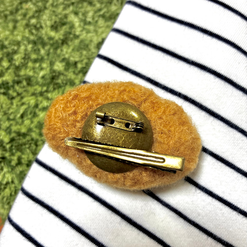 うるうるトイプードル 羊毛フェルトブローチ＊ レッド 薄い茶色