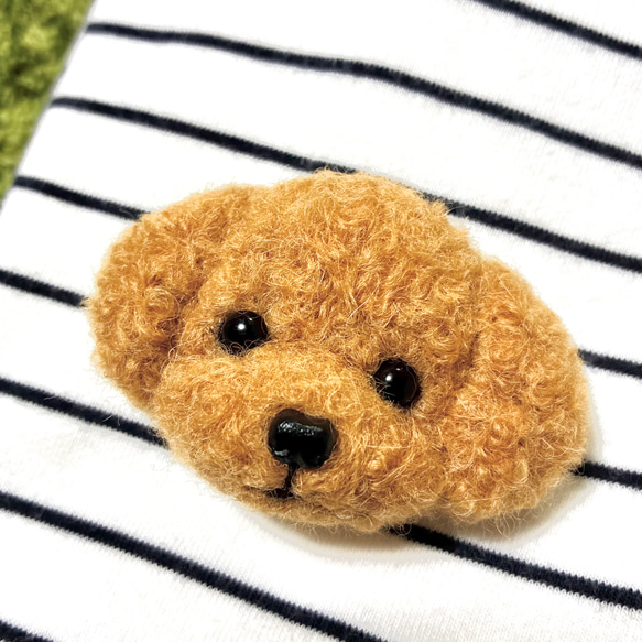 うるうるトイプードル 羊毛フェルトブローチ＊ レッド 薄い茶色