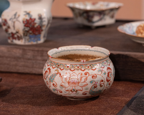 詩瓷集 【待望の再販・唐の風華】如意蓮花の手描き茶杯/飾り皿・春茶を