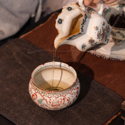 詩瓷集 【待望の再販・唐の風華】如意蓮花の手描き茶杯/飾り皿・春茶を