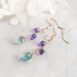 フローライト、アメジスト、水晶 花蕾のロングピアス／イヤリング