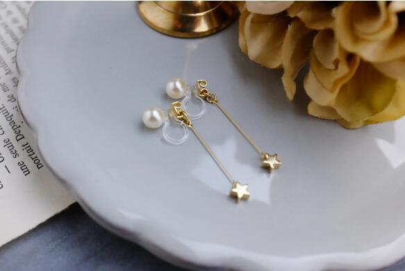 <n_1>【耳夾式耳環(仿耳針矽膠耳夾款) 或 耳針式】珍珠與小星星金屬線耳扣的珍珠耳環 第14張的照片