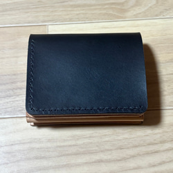 ぶらっく×きなり 二つ折り財布【重厚シンプル／コンパクト設計／名刺収納対応】 2枚目の画像