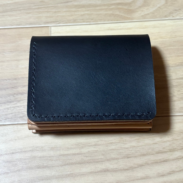 ぶらっく×きなり 二つ折り財布【重厚シンプル／コンパクト設計／名刺収納対応】 2枚目の画像