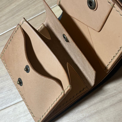 ぶらっく×きなり 二つ折り財布【重厚シンプル／コンパクト設計／名刺収納対応】 6枚目の画像