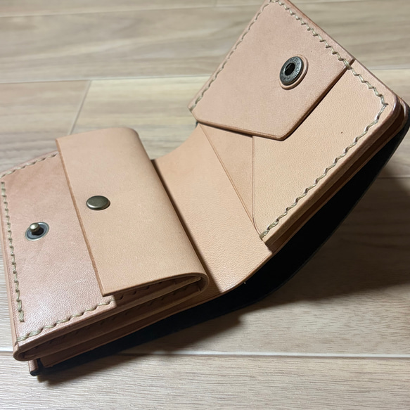 ぶらっく×きなり 二つ折り財布【重厚シンプル／コンパクト設計／名刺収納対応】 5枚目の画像