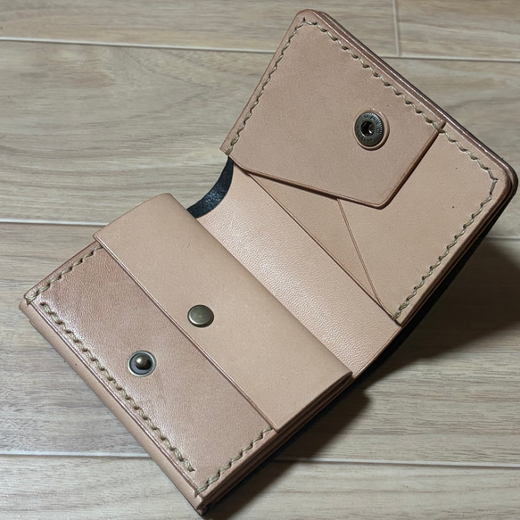 ぶらっく×きなり 二つ折り財布【重厚シンプル／コンパクト設計／名刺収納対応】 4枚目の画像