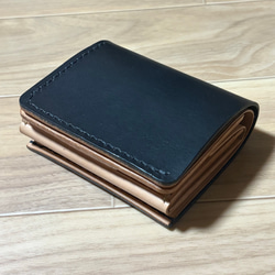 ぶらっく×きなり 二つ折り財布【重厚シンプル／コンパクト設計／名刺収納対応】 1枚目の画像