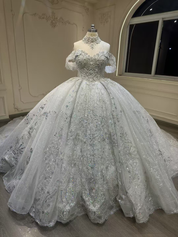 激安、チャンスをつかむ　取り外し可能袖　オフショルダー　二の腕カバー　白ホワイト　グッリター編み上げ　ブライダル海外挙式 1枚目の画像