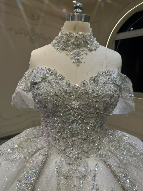 激安、チャンスをつかむ　取り外し可能袖　オフショルダー　二の腕カバー　白ホワイト　グッリター編み上げ　ブライダル海外挙式 4枚目の画像