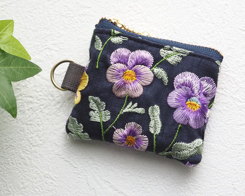 パンジー刺繍が可憐な インド刺繍リボンのミニポーチ ポーチ Floopa
