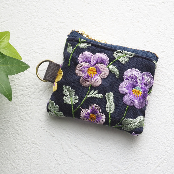 パンジー刺繍が可憐な インド刺繍リボンのミニポーチ ポーチ Floopa
