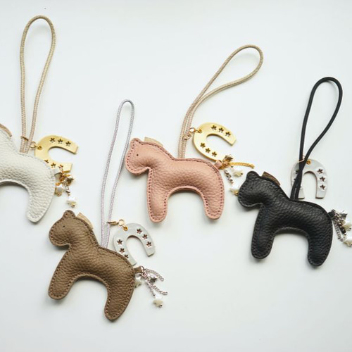 SOLD◆北欧 チャーム キーホルダー ツバメ & 馬 ハンドメイド 本革【馬/うま】バッグチャーム【ブラック】 / 馬蹄付き / hoshinooto