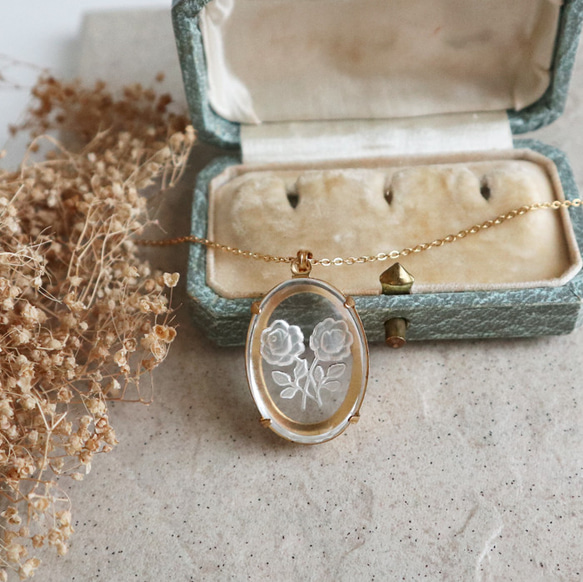 ドイツヴィンテージ＊2輪の薔薇のインタリオガラスネックレス｜1950年代　金属アレルギー対応 1枚目の画像