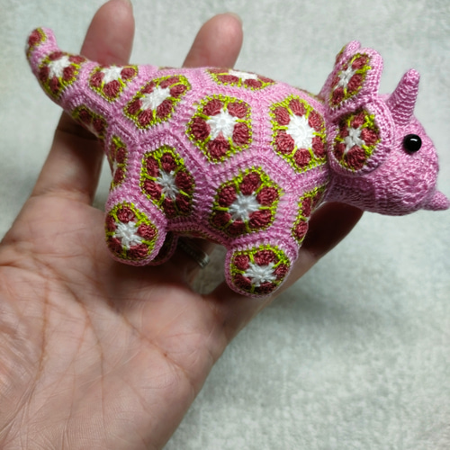 刺繍糸で編むモチーフ編みの小さなトリケラトプス あみぐるみ (ピンク