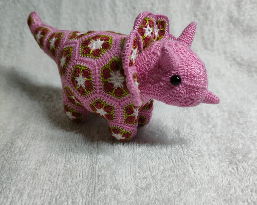 刺繍糸で編むモチーフ編みの小さなトリケラトプス あみぐるみ (ピンク