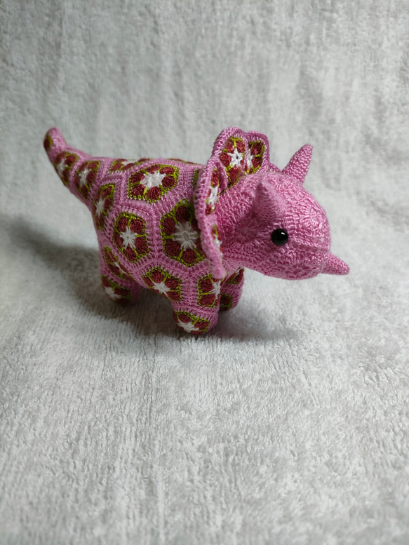 刺繍糸で編むモチーフ編みの小さなトリケラトプス あみぐるみ (ピンク