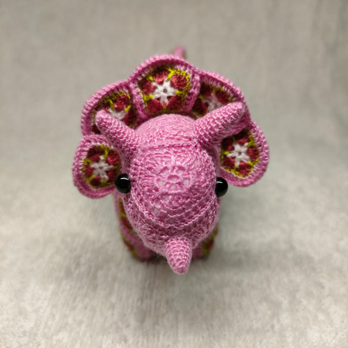 刺繍糸で編むモチーフ編みの小さなトリケラトプス あみぐるみ (ピンク