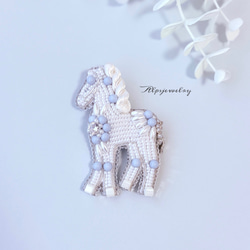 ビーズ刺繍 ネモフィア馬ブローチ(キーホルダー)❁.｡. ブローチ