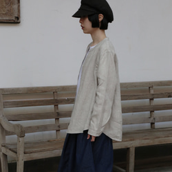 兼具整潔與休閒風格的完美平衡。適合成人全年穿著的百搭單品：亞麻襯衫，長袖襯衫式上衣，自然色，260405-1 第12張的照片