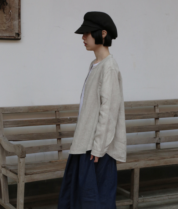 兼具整潔與休閒風格的完美平衡。適合成人全年穿著的百搭單品：亞麻襯衫，長袖襯衫式上衣，自然色，260405-1 第12張的照片