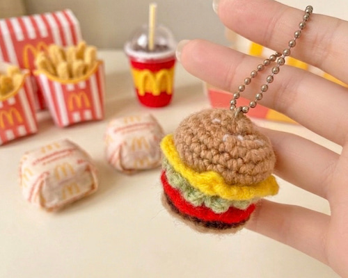 あみぐるみ くま フーディー ミニチュアパン かにぱん フード ころんと可愛いハンバーガーのあみぐるみキーホルダー⟢ ミニチュア