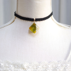 【訂製款】樹脂藝術項鍊，方形圖案，梭織花邊，天鵝絨絲帶：“蜜蜂的求偶” 第2張的照片