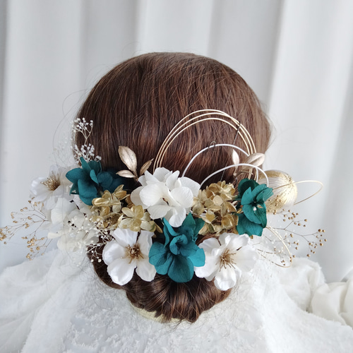 リンゴの花×白金青緑の紫陽花の成人式髪かざり メタリックブルー