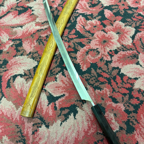刺身包丁　８寸　本鋼　アイヌ　木彫り　鱗彫り　イクパスィ紋様　刺身　寿司に 玉鋼製包丁 アイヌ彫り鞘 アイヌ紋様彫刻 鱗彫り 彫刻 フレレｸ 通販