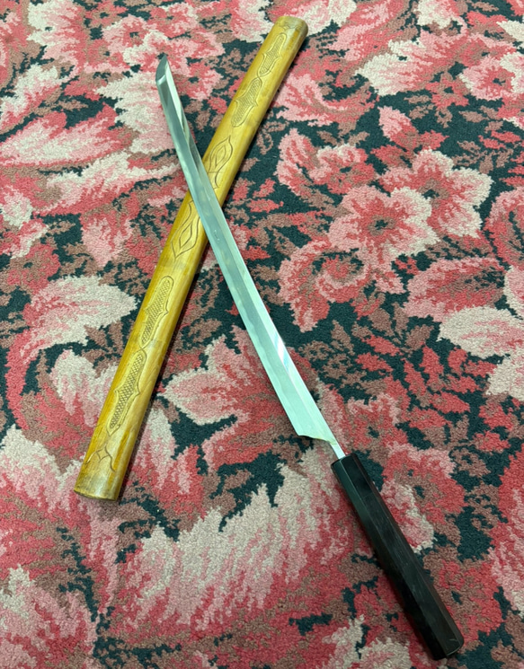 刺身包丁　８寸　本鋼　アイヌ　木彫り　鱗彫り　イクパスィ紋様　刺身　寿司に 玉鋼製包丁 アイヌ彫り鞘 アイヌ紋様彫刻 鱗彫り 彫刻 フレレｸ 通販