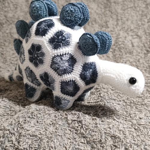 刺繍糸で編むモチーフ編みの小さなステゴサウルス あみぐるみ (グレー