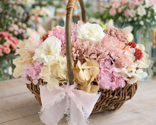 母の日ギフト】プリザーブドフラワーバスケット｜そのまま飾れるお花の
