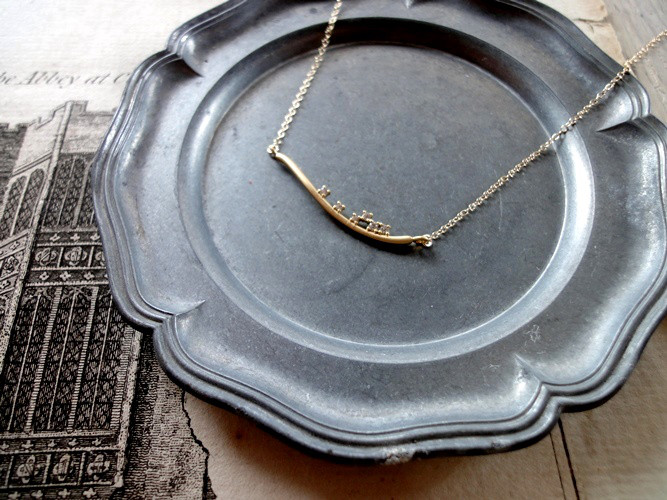 【限定数】キュービックジルコニアのネックレス ■ マットゴールドの曲線 14KGF