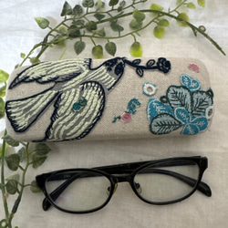 草です！刺繍生地のメガネケース　ハンドメイド ハンドメイド♡メガネケース♡綿麻黒リーフ刺繍生地♡普通タイプ