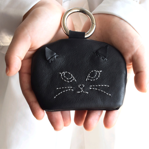 本革】手刺繍ねこ顔 バッグチャームポーチ｜イヤホンケースや鍵が入る