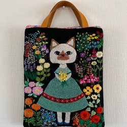 猫とお姉さん　お花畑でお散歩　羊毛フェルト生地のバッグ 猫さんとお花畑刺繍 羊毛フェルト生地のバッグ ハンドバッグ はな