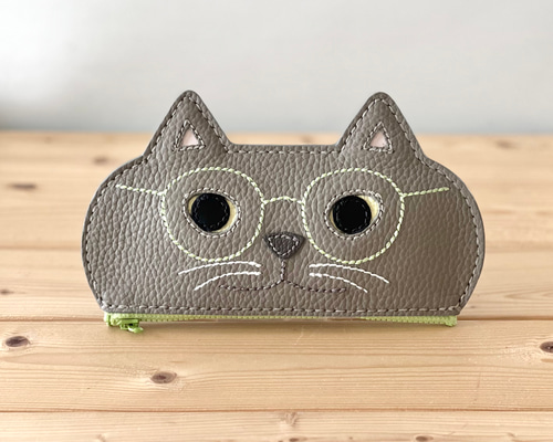 猫好きが作った本牛革メガネケース キラキラ黄緑色の細メガネをかけた