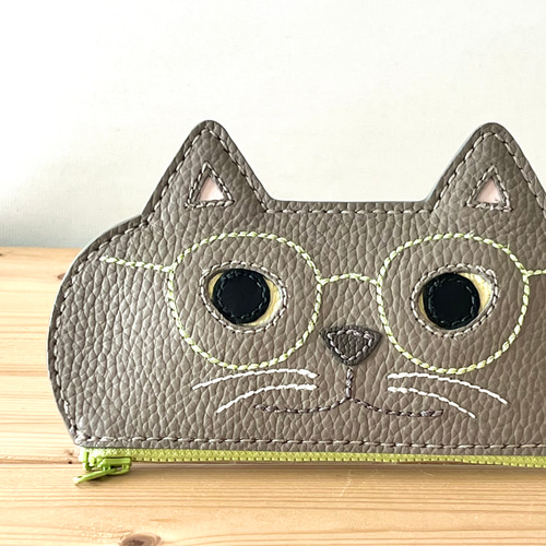 猫のメガネケース K.TAMAO作 全て手縫いのハンドメイド 姫路レザー 猫好きが作った本牛革メガネケース キラキラ黄緑色の細メガネをかけた
